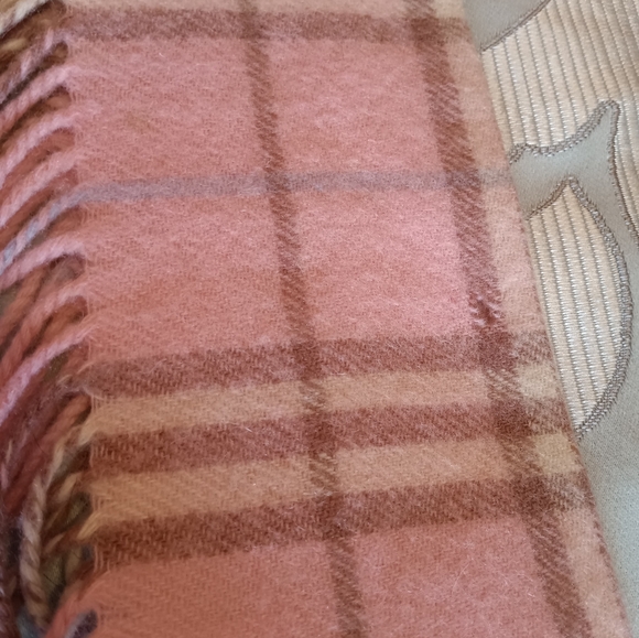 Burberry scarve - Picture 3 of 5